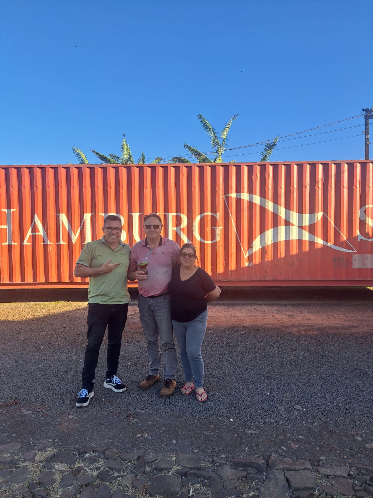 Cliente com container bruto entregue