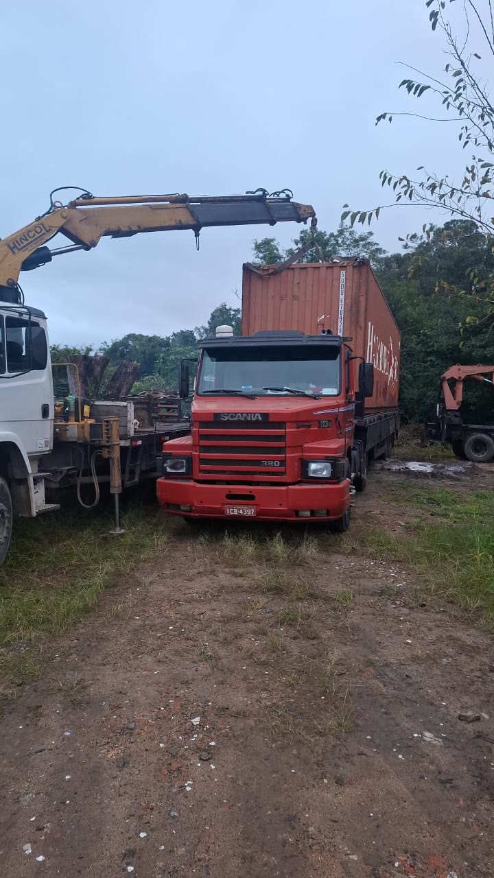 Caminhão em entrega de container bruto