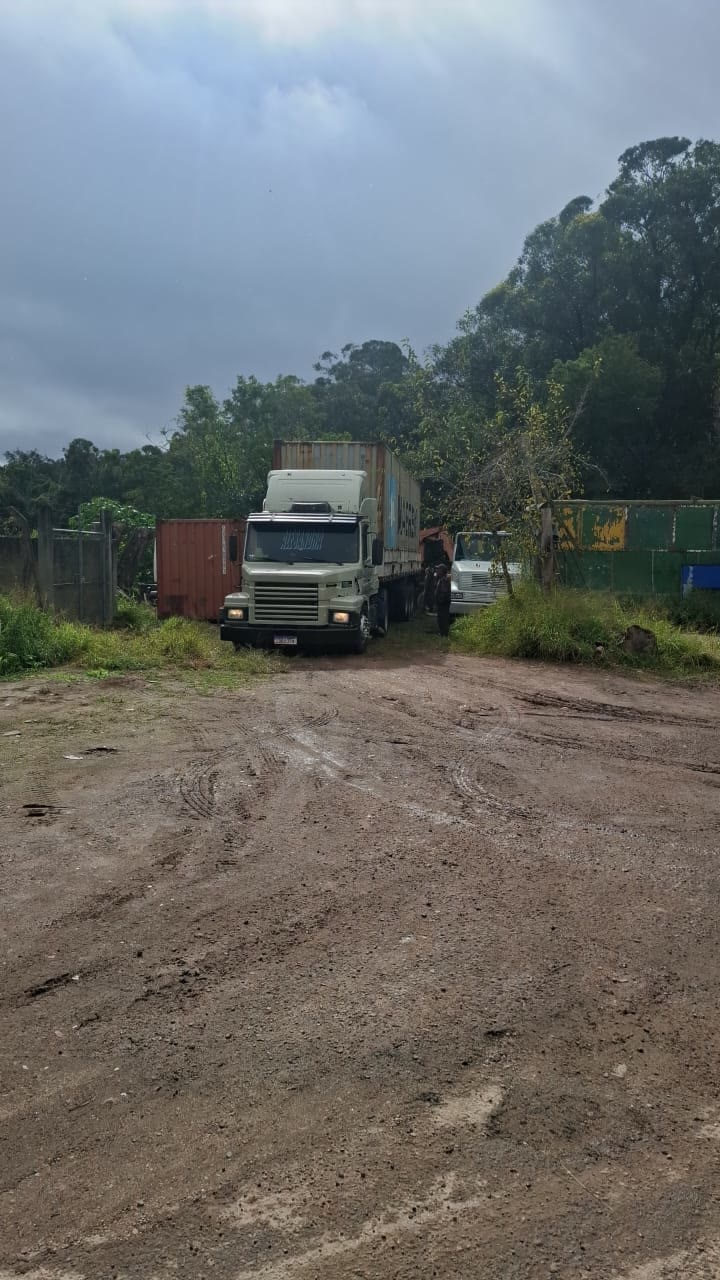 Container bruto em transporte para entrega