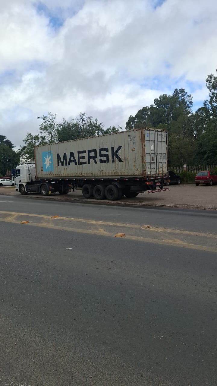 Entrega de container bruto em caminhão