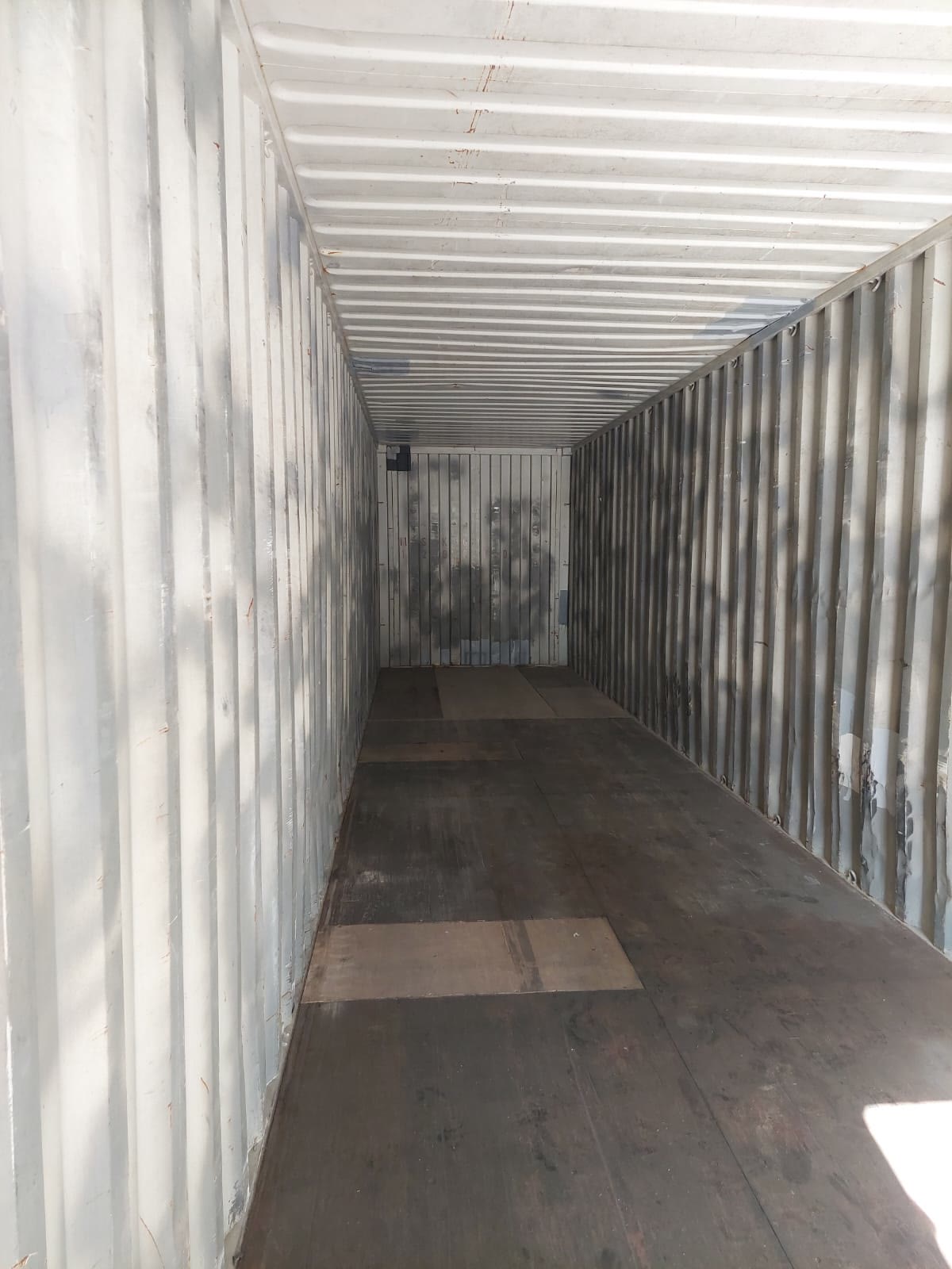 Interior de container bruto