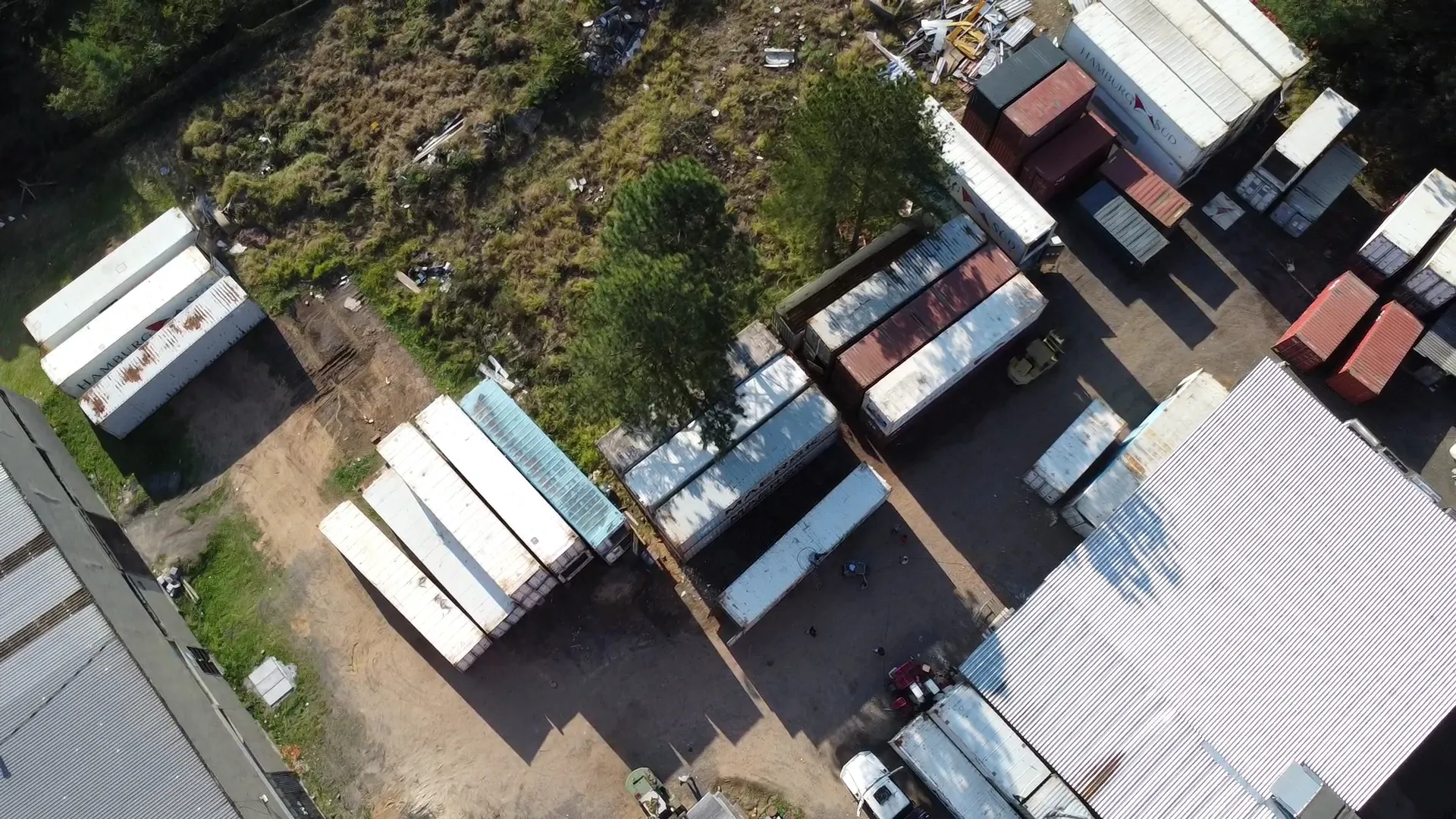 Vista do pátio com containers brutos